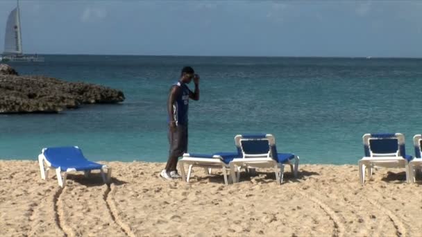 Playa con sillas por mar — Vídeos de Stock