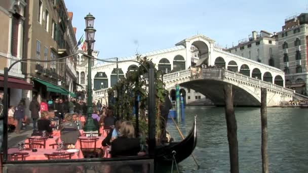 咖啡厅在威尼斯的里亚托桥 — 图库视频影像