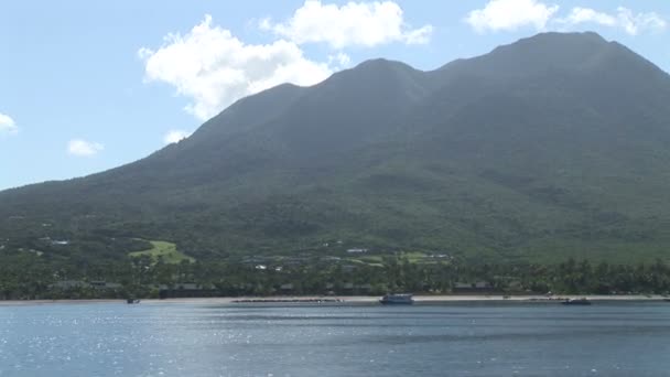 Nevis vista isla — Vídeo de stock