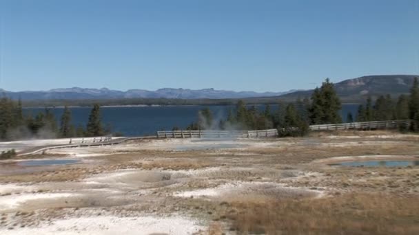 Piscinas minerales en el Parque Nacional de Yellowstone — Vídeos de Stock