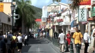 Casino ile sokakta yürürken insanlar