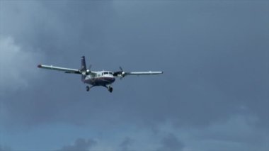 Gökyüzünde uçan bir uçak