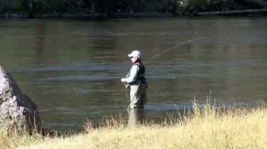 Balıkçı balık yakalar.