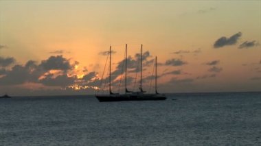 gün batımında uzun gemi 