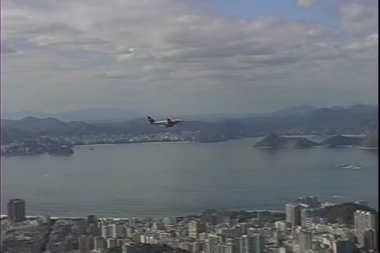 Rio de Janeiro üzerinde uçan jet