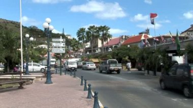 Marigot şehirde trafik