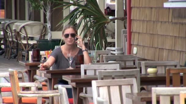 Café al aire libre con los visitantes — Vídeo de stock