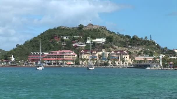 Vista para o porto de Marigot — Vídeo de Stock