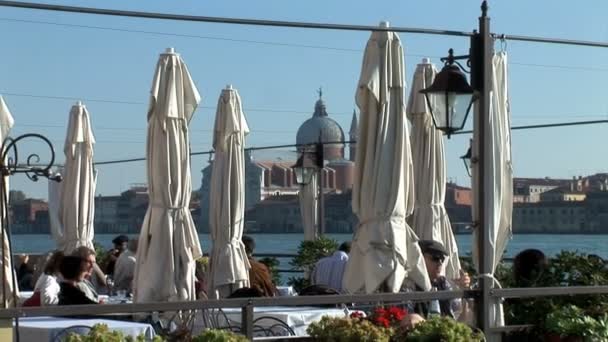 Flytande restaurang i kanal i Venedig — Stockvideo