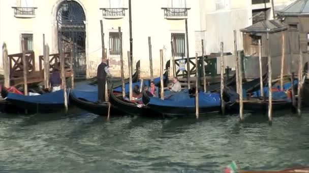 Paseos en góndolas venecianas en Italia — Vídeo de stock