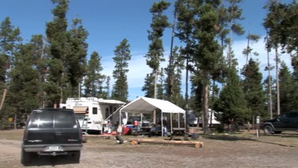 Przyczepy w Camping Park nad jeziorem — Wideo stockowe