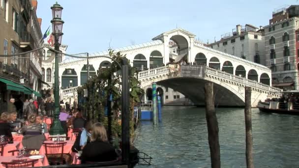 Kavárna na Most Rialto v Benátkách — Stock video