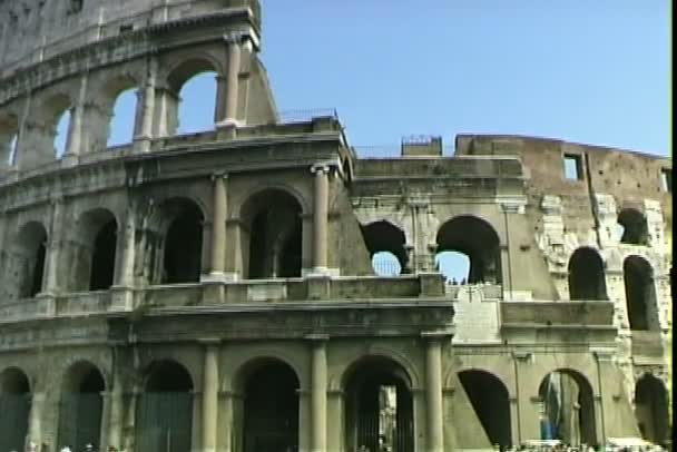 Kolosseum in Rom mit Touristen — Stockvideo