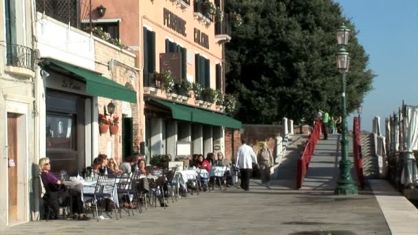 Плавучий ресторан в канале в Венеции — стоковое видео