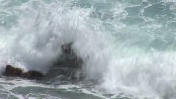 Волны, бушующие на скалах — стоковое видео