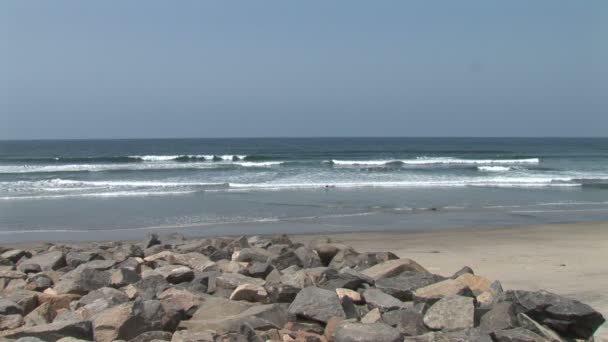 Playa con rocas en San Diego — Vídeos de Stock