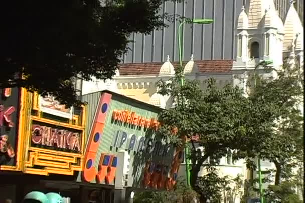 Ipanema kerk met verkeer in Rio de Janeiro — Stockvideo