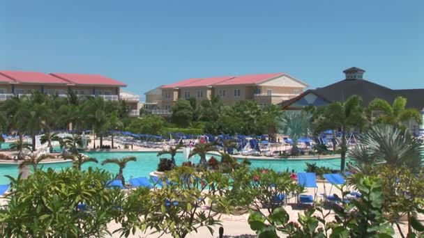 Resort zwembad op Caribbean — Stockvideo