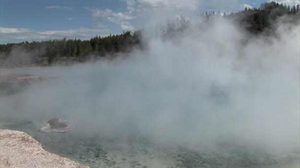 Dumanı tüten Gölü Yellowstone Milli Parkı'nda — Stok video