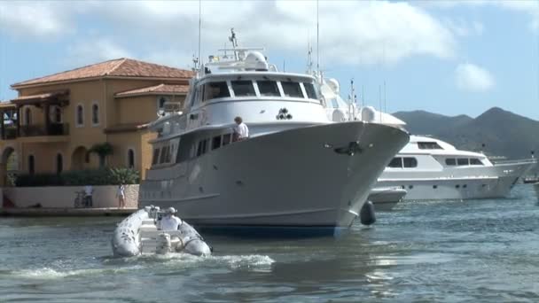 Yacht a Zodiac porto turistico lagunare — Video Stock