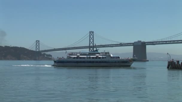 Bateau de ferry à Oakland Bay Bridge — Video