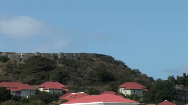 Fort üzerinde Gustavia şehir — Stok video