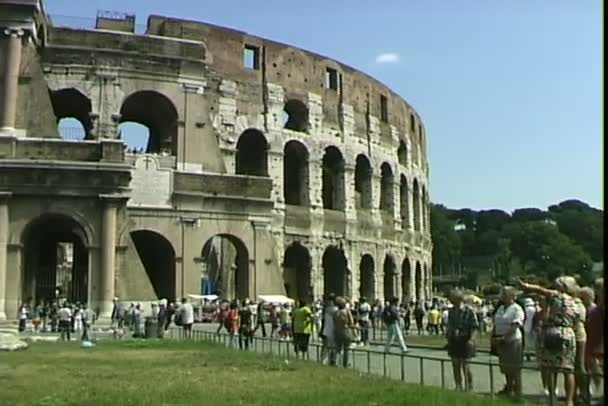Coliseu em Roma com os turistas — Vídeo de Stock