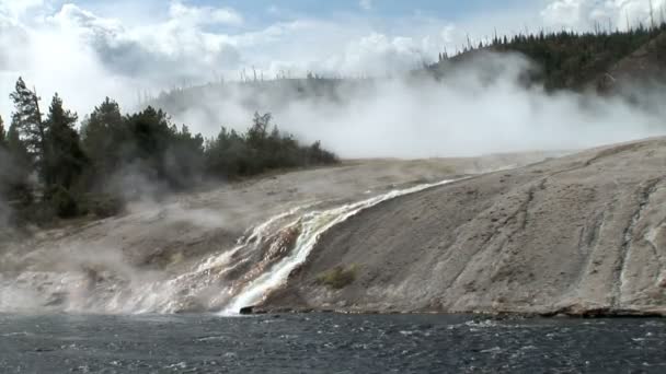 A mező gejzír a Yellowstone Nemzeti Parkban — Stock videók