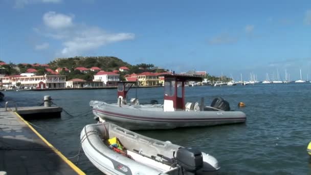 Boten in haven Gustavia — Stockvideo