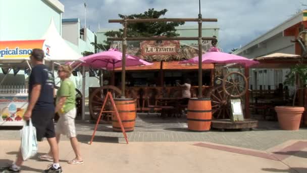 Turistas na cidade de Philipsburg — Vídeo de Stock