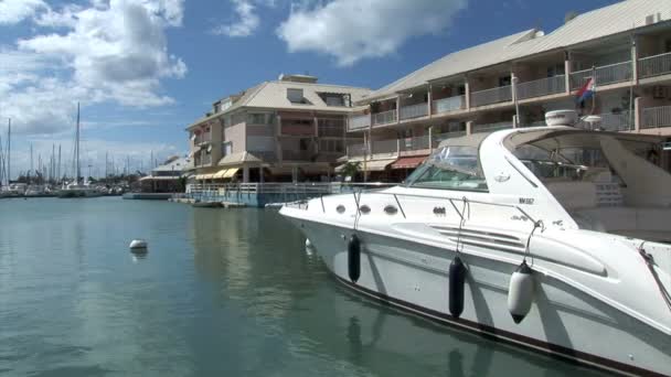 Port La Royale en la ciudad de Marigot — Vídeo de stock