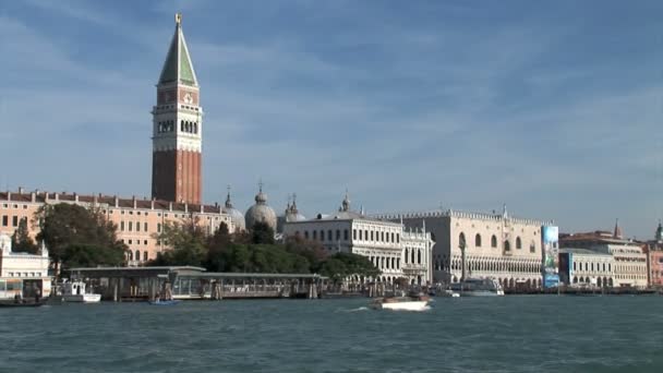 St Mark 's Basilica across Grand Canal — стоковое видео