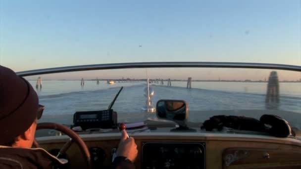 Watertaxi in Venetië — Stockvideo