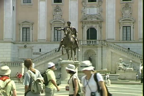 Rome paleis met toeristen — Stockvideo