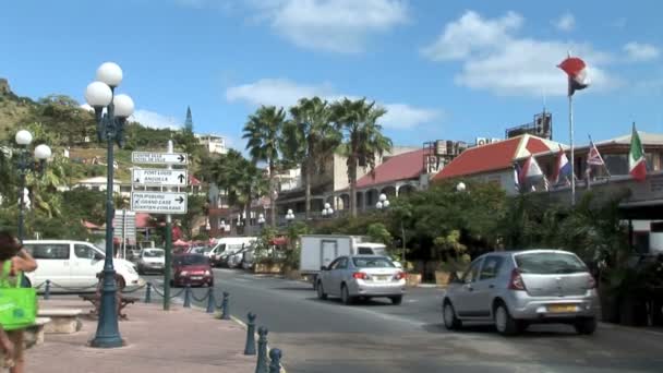 Verkeer in Marigot stad — Stockvideo