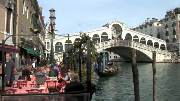 Benátské gondoly jízd v Itálii — Stock video