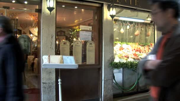 Restaurace Benátky v Itálii — Stock video