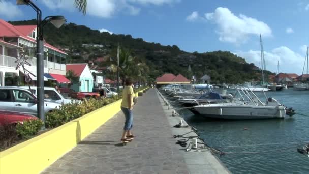 Gehweg am Hafen in der Stadt Gustavia — Stockvideo