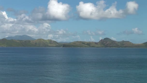 Vista de la isla Nevis desde la isla de Saint Kitts — Vídeos de Stock