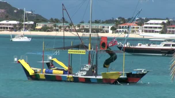 Kleurrijke Catamaran in water — Stockvideo