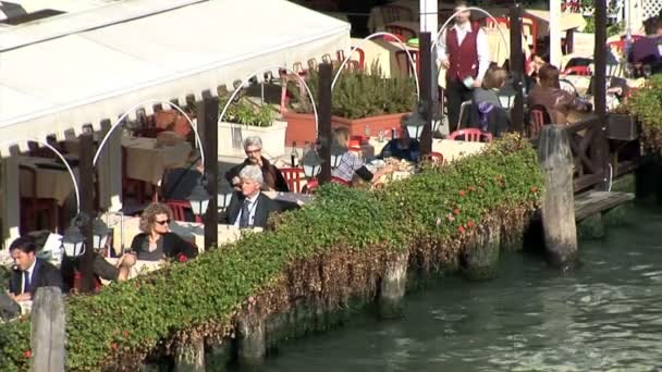 Кафе на канале в Венеции — стоковое видео