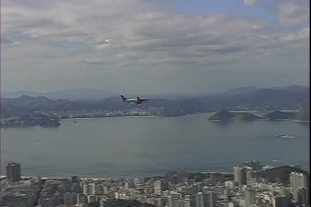 リオ ・ デ ・ ジャネイロ上空を飛ぶジェット — ストック動画