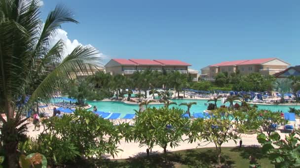 Resort zwembad op Caribbean — Stockvideo