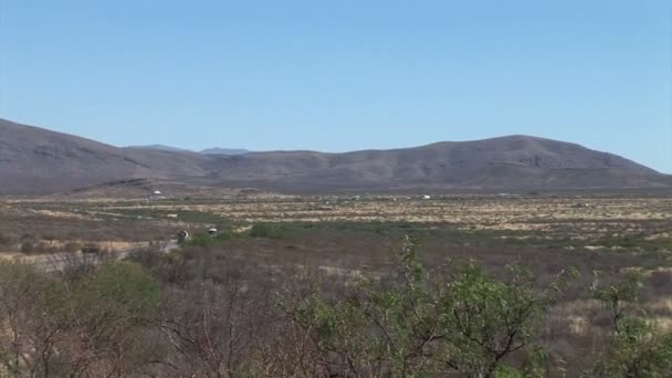 Snelweg naar Tombstone city — Stockvideo