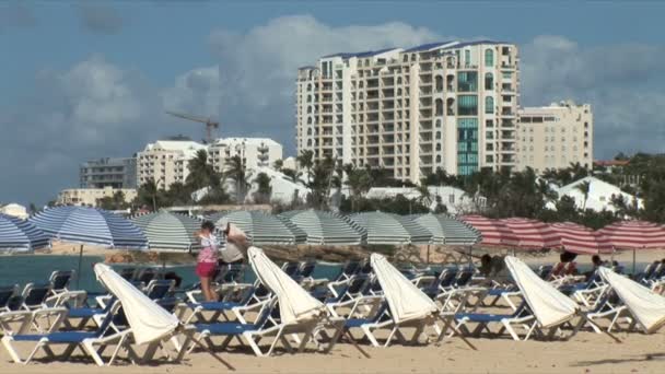 Strand met hotels op het eiland Sint Maarten — Stockvideo