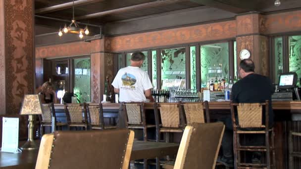 Bar en el hotel Old Faithful Inn — Vídeo de stock