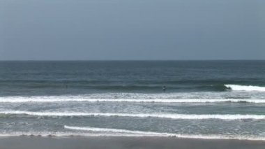 Okyanusta yüzmeye sörfçü