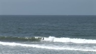 Okyanusta yüzmeye sörfçü