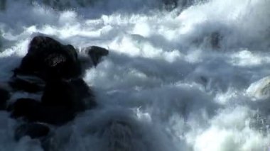 Dağ şelale Yellowstone Milli Parkı'nda