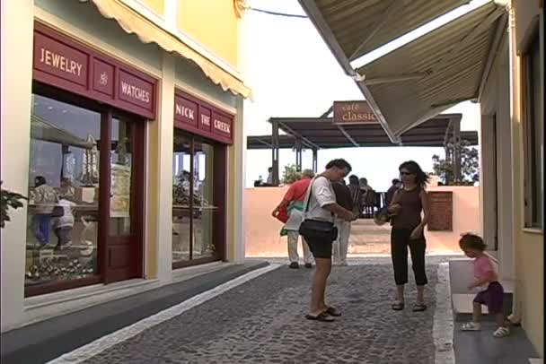 Turystów w mieście Fira — Wideo stockowe
